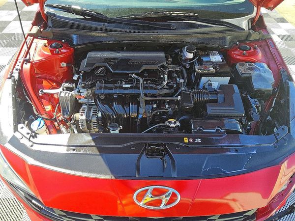 2021 HYUNDAI ELANTRA SE — Engine bay