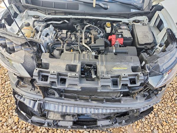 2025 NISSAN KICKS SR — Engine bay