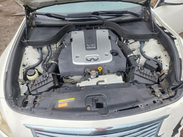 2012 INFINITI G37 — Engine bay