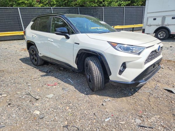 2019 TOYOTA RAV4 XSE HV 4WD — Passenger 3/4