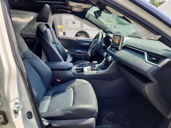 2019 TOYOTA RAV4 XSE HV 4WD — DENT