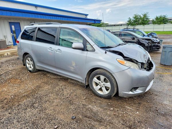 2014 TOYOTA SIENNA