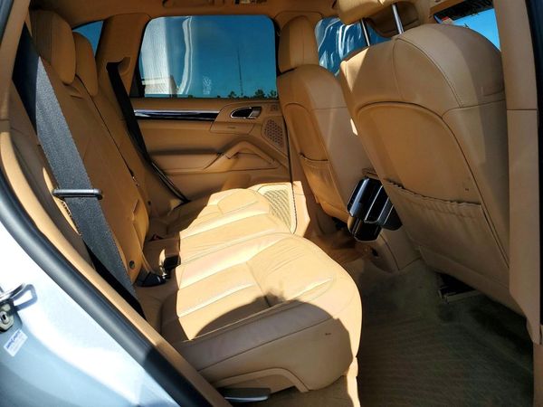 2016 PORSCHE CAYENNE