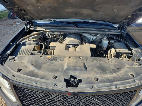 2015 CHEVROLET SUBURBAN LTZ — Engine bay