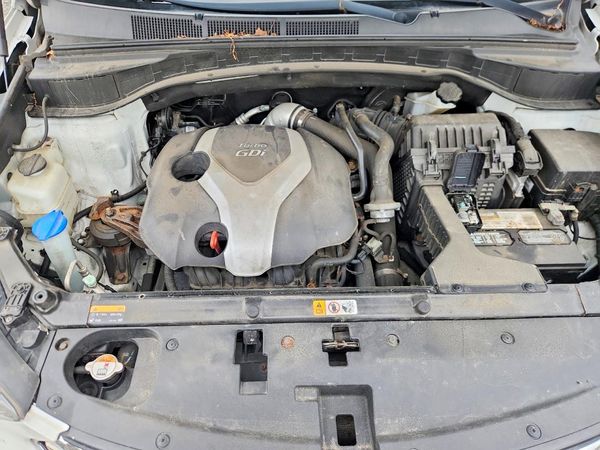 2014 HYUNDAI SANTA FE GLS — Engine bay