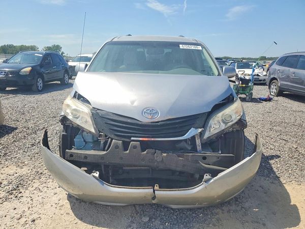 2012 TOYOTA SIENNA