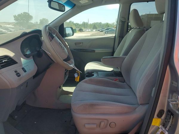 2012 TOYOTA SIENNA