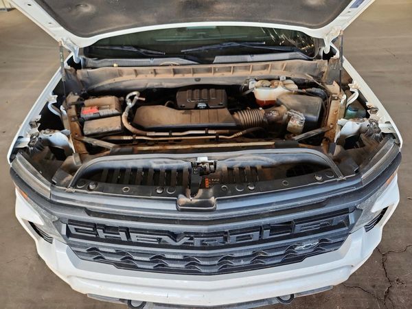 2023 CHEVROLET SILVERADO Custom — Engine bay