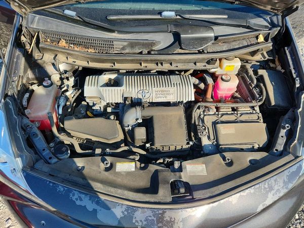 2017 TOYOTA PRIUS — Engine bay