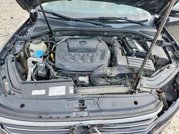 2018 VOLKSWAGEN PASSAT SE, SE w/ Technology — Engine bay