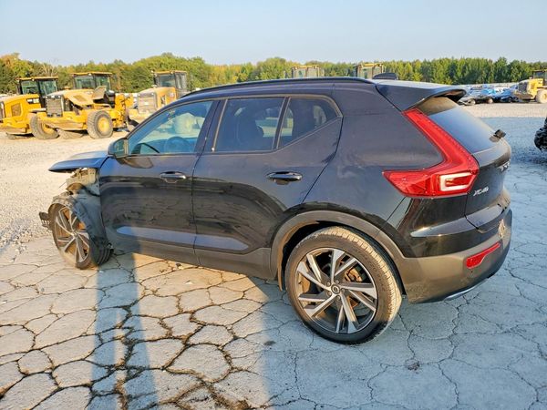 2020 VOLVO XC40