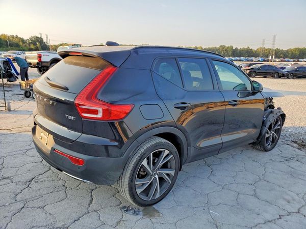 2020 VOLVO XC40