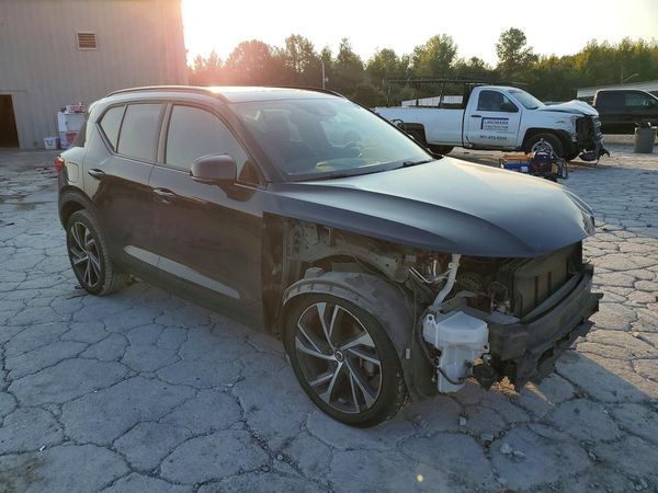 2020 VOLVO XC40