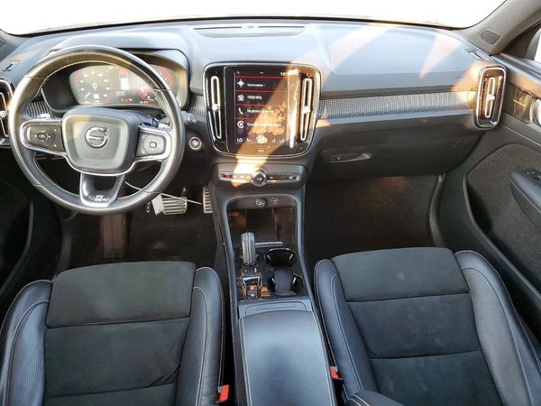 2020 VOLVO XC40