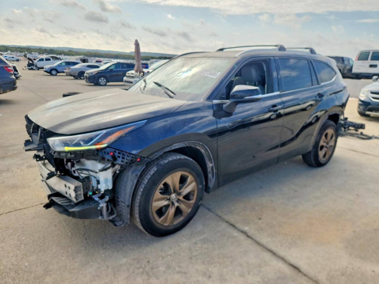 2022 TOYOTA HIGHLANDER Special Edition — Front 3/4