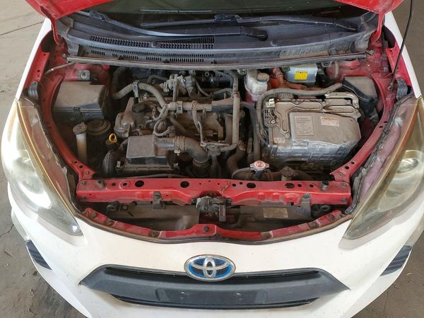 2016 TOYOTA PRIUS — Engine bay