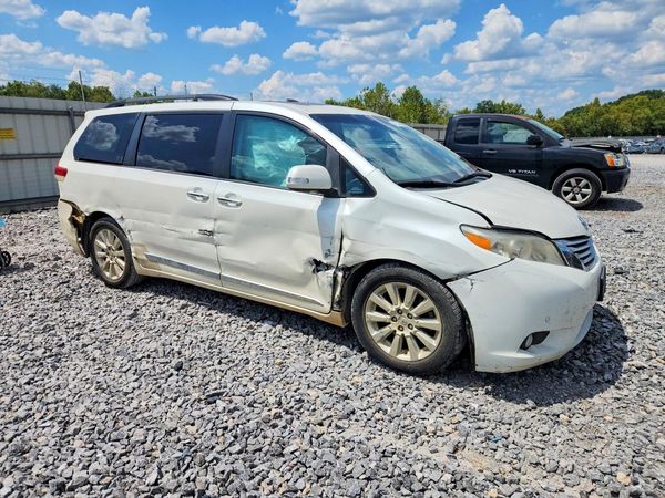 2014 TOYOTA SIENNA