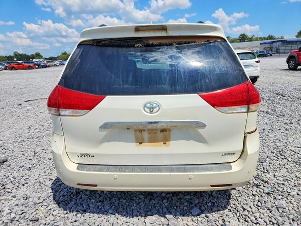 2014 TOYOTA SIENNA