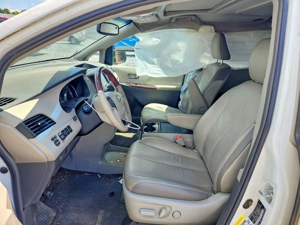 2014 TOYOTA SIENNA