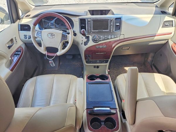 2014 TOYOTA SIENNA