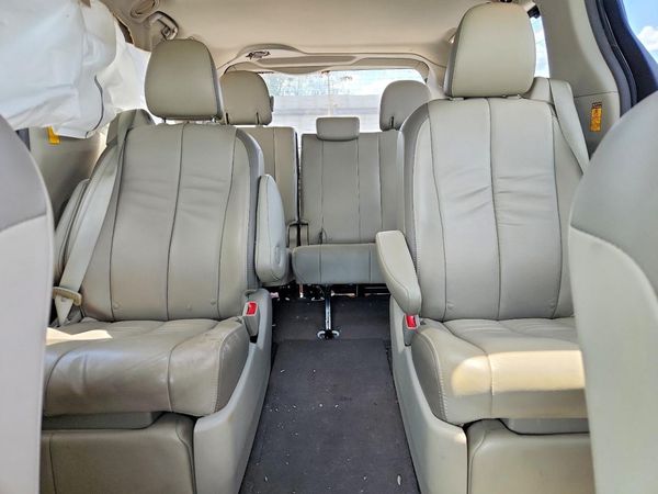 2014 TOYOTA SIENNA