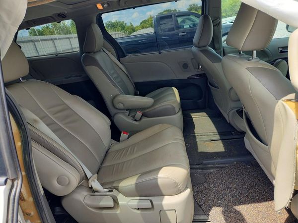 2014 TOYOTA SIENNA