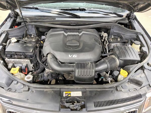 2014 JEEP CHEROKEE LAREDO 4X4 — Engine bay