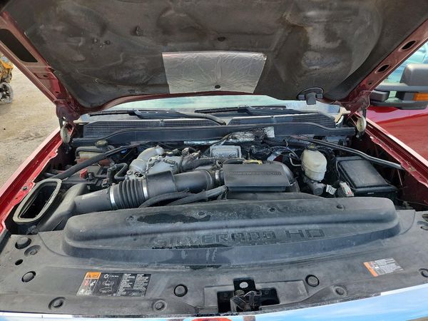 2018 CHEVROLET SILVERADO LT — Engine bay