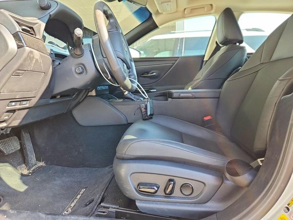 2024 LEXUS ES250 300h Premium — DENT