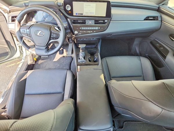 2024 LEXUS ES250 300h Premium — CKPT