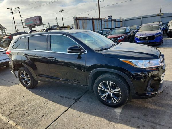 2019 TOYOTA HIGHLANDER LE