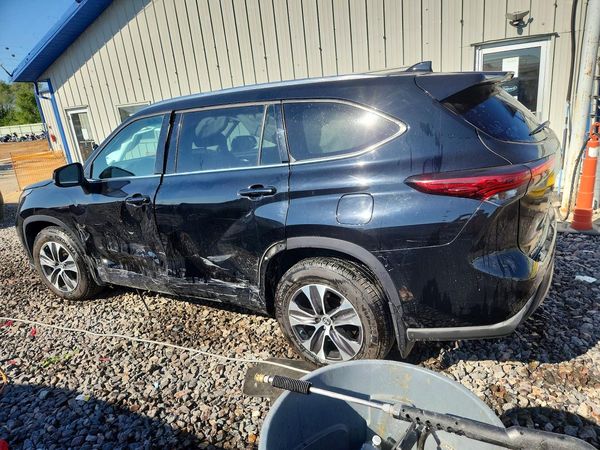 2021 TOYOTA HIGHLANDER XLE Nav