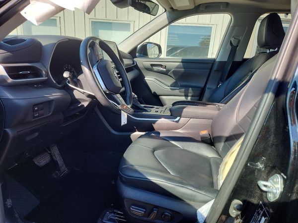 2021 TOYOTA HIGHLANDER XLE Nav