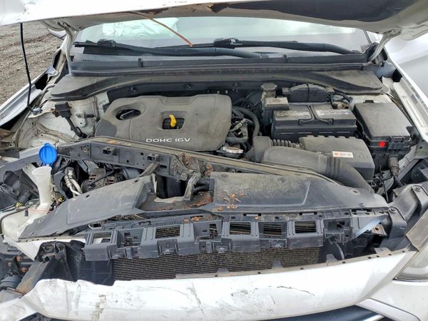 2017 HYUNDAI ELANTRA — Engine bay