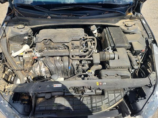 2023 HYUNDAI ELANTRA SE — Engine bay