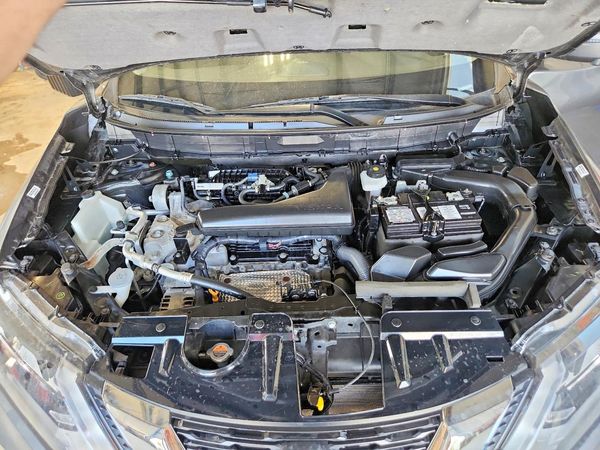 2019 NISSAN ROGUE — Engine bay