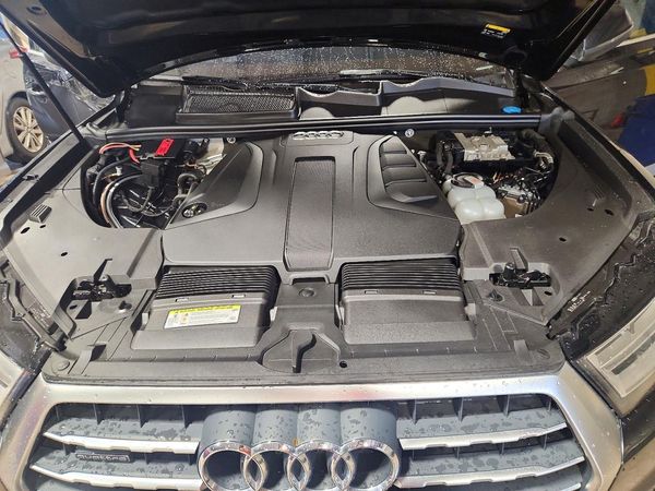 2019 AUDI Q7 — Engine bay