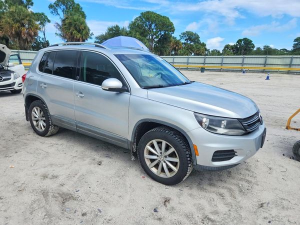 2017 VOLKSWAGEN TIGUAN Wolfsburg 4Motion — Passenger 3/4