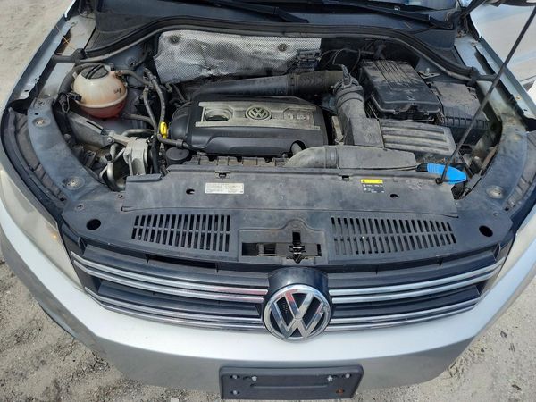 2017 VOLKSWAGEN TIGUAN Wolfsburg 4Motion — Engine bay