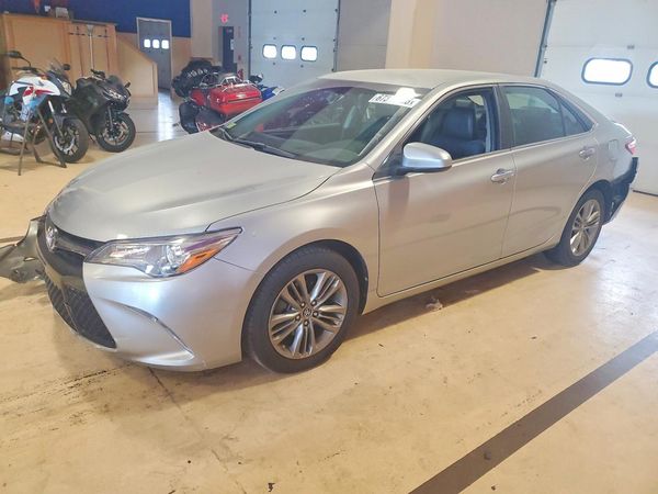 2015 TOYOTA CAMRY — Front 3/4