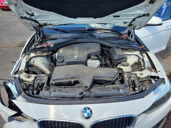 2016 BMW 3 SERIES xDrive SA — Engine bay