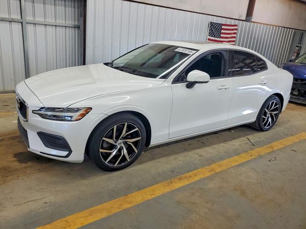 2020 VOLVO S60 Momentum — Front 3/4