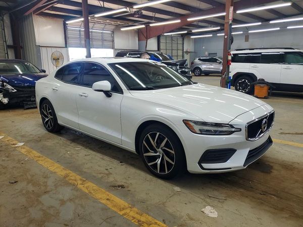 2020 VOLVO S60 Momentum — Passenger 3/4