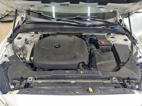 2020 VOLVO S60 Momentum — Engine bay