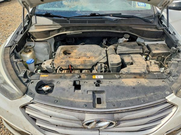 2017 HYUNDAI SANTA FE — Engine bay