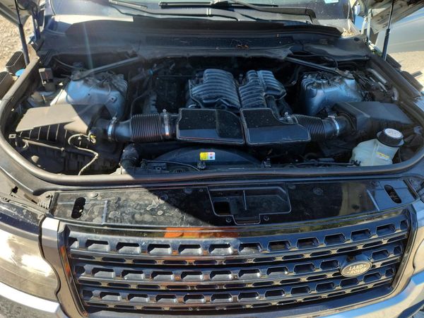 2013 LAND ROVER RANGEROVER HSE — Engine bay
