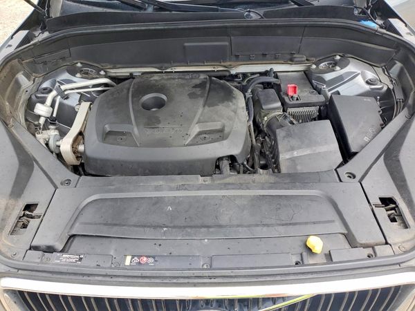 2016 VOLVO XC90 SV42 Momentum — Engine bay