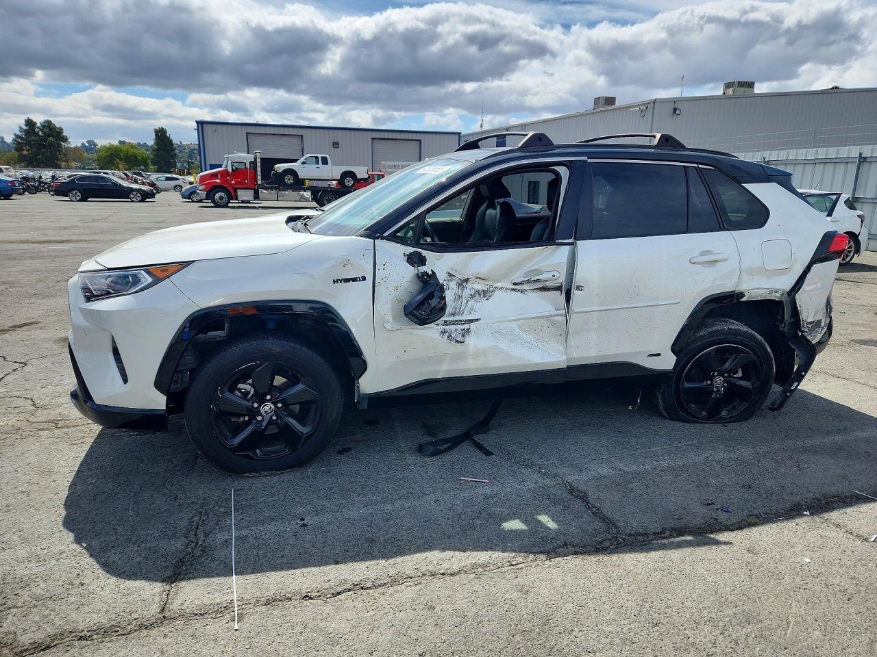 2020 TOYOTA RAV4 XSE HV — Front 3/4