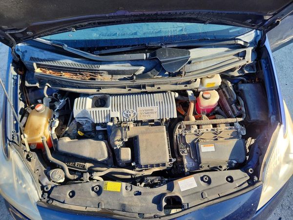 2015 TOYOTA PRIUS — Engine bay