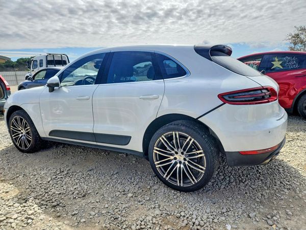 2016 PORSCHE MACAN